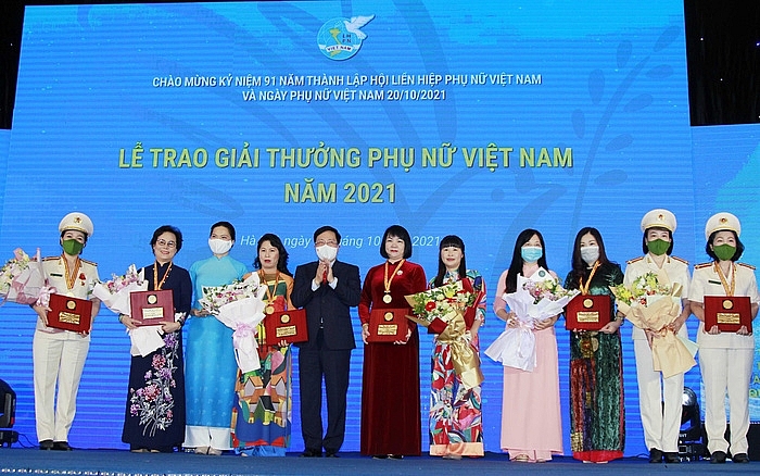 Phó Thủ tướng thường trực Phạm Bình Minh đã dự và trao giải thưởng Phụ nữ Việt Nam và Cuộc thi phụ nữ khởi nghiệp năm 2021