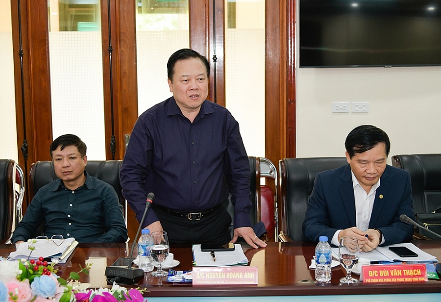Chủ tịch Ủy ban Quản lý vốn nhà nước tại doanh nghiệp Nguyễn Hoàng Anh tại buổi làm việc với Công ty CPPhân đạm và Hóa chất Hà Bắc  Chủ tịch Ủy ban Quản lý vốn nhà nước tại doanh nghiệp Nguyễn Hoàng Anh tại buổi làm việc với Công ty CPPhân đạm và Hóa chất Hà Bắc