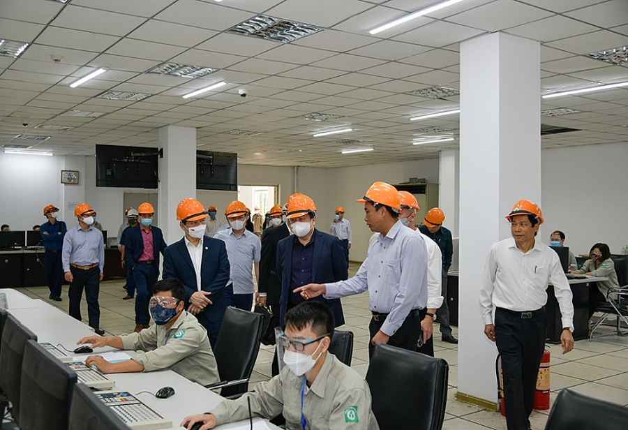 Chủ tịch Nguyễn Hoàng Anh cùng đoàn công tác thăm quan dây chuyền sản xuất của Công ty Chủ tịch Nguyễn Hoàng Anh cùng đoàn công tác thăm quan dây chuyền sản xuất của Công ty