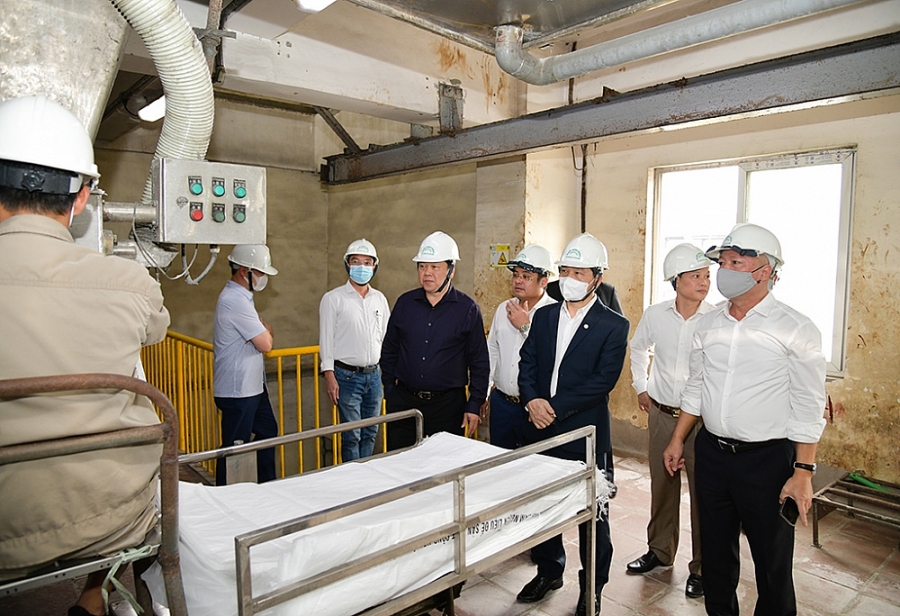 Chủ tịch Nguyễn Hoàng Anh cùng đoàn công tác thăm quan dây chuyền sản xuất của Công ty Chủ tịch Nguyễn Hoàng Anh cùng đoàn công tác thăm quan dây chuyền sản xuất của Công ty