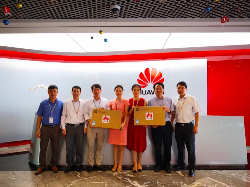 Huawei Việt Nam trao tặng máy tính cho 2 trường học ở Lạng Sơn và Hòa Bình huawei viet nam trao tang may tinh cho 2 truong hoc o lang son va hoa binh