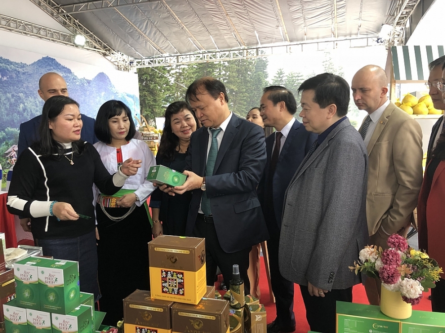 hứ trưởng Đỗ Thắng Hải thăm các gian hàng trưng bày sản phẩm của các địa phương 5928-z2164054748426-7fafbc72e047bfb273214b77afdc1a2c