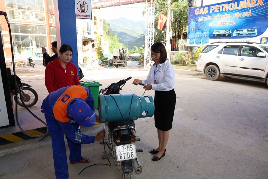 Cửa hàng trưởng Phí Thị Ánh Nghĩa: Trọn vẹn hai chữ “tin yêu” Cửa hàng trưởng Phí Thị Ánh Nghĩa: Trọn vẹn hai chữ “tin yêu”