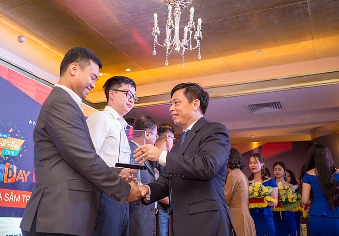 nguoi tieu dung co mot ngay mua sam truc tuyen lon va thanh cong nhat