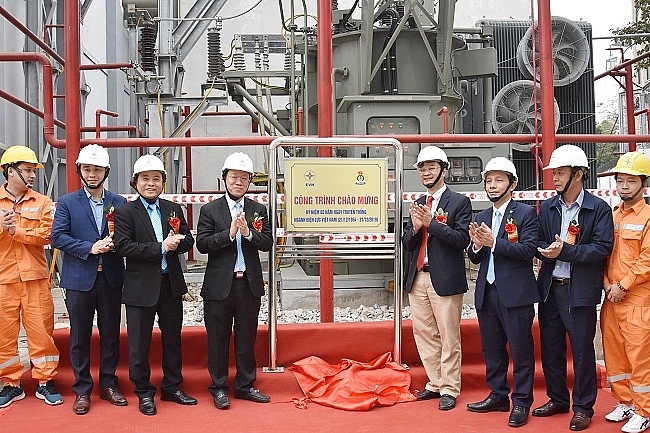 Gắn biển công trình trạm biến áp 110KV Yên Phụ - E1.8 thành trạm GIS gan bien cong trinh tram bien ap 110kv yen phu e18 thanh tram gis
