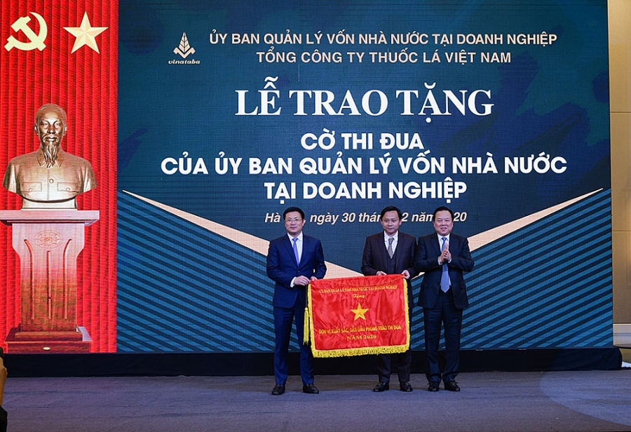 Đồng chí Nguyễn Hoàng Anh trao cờ thi đua của Ủy ban Quản lý vốn nhà nước tại doanh nghiệp cho đại diện lãnh đạo Vinataba Đồng chí Nguyễn Hoàng Anh trao cờ thi đua của Ủy ban Quản lý vốn nhà nước tại doanh nghiệp cho đại diện lãnh đạo Vinataba
