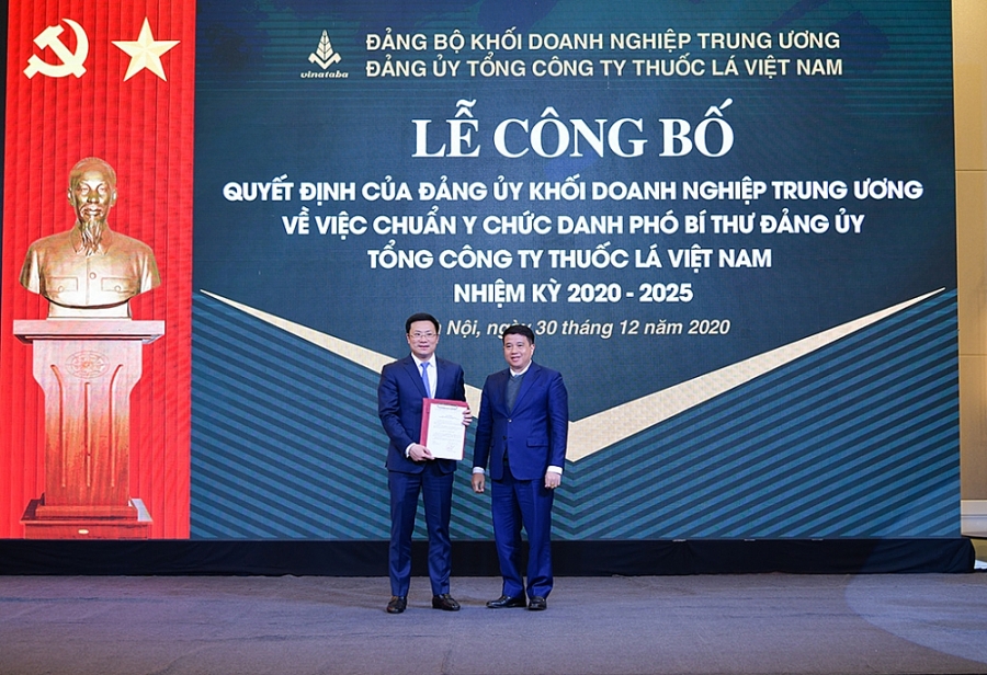 Đồng chí Y Thanh Hà Niê Kđăm trao quyết định chuẩn y chức danh Phó Bí thư Đảng ủy Tổng công ty, nhiệm kỳ 2020 – 2025 cho đồng chí Hà Quang Hòa - Tổng giám đốc Vinataba Đồng chí Y Thanh Hà Niê Kđăm trao quyết định chuẩn y chức danh Phó Bí thư Đảng ủy Tổng công ty, nhiệm kỳ 2020 – 2025 cho đồng chí Hà Quang Hòa - Tổng giám đốc Vinataba