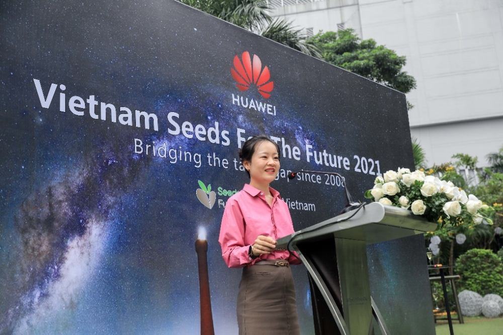 Bà Fiona Li – Phó Tổng Giám đốc phụ trách đối ngoại Huawei Việt Nam, phát biểu tại lễ tổng kết chương trình Hạt giống cho tương lai 2021 Bà Fiona Li – Phó Tổng Giám đốc phụ trách đối ngoại Huawei Việt Nam, phát biểu tại lễ tổng kết chương trình Hạt giống cho tương lai 2021