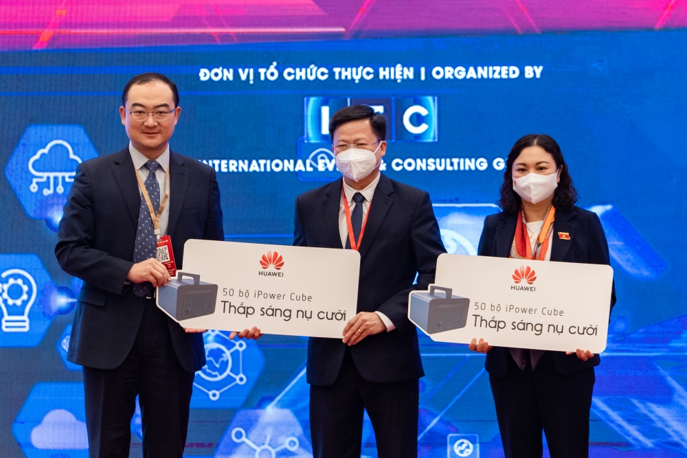 Ông David Wei, Tổng Giám đốc Huawei Việt Nam trao tặng 100 bộ thiết bị trạm sạc dự phòng di động thông minh iSitePower-M Ông David Wei, Tổng Giám đốc Huawei Việt Nam trao tặng 100 bộ thiết bị trạm sạc dự phòng di động thông minh iSitePower-M