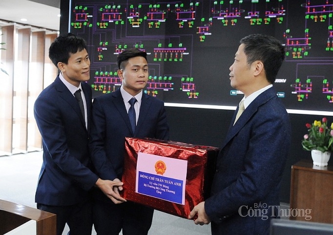 Bộ trưởng Trần Tuấn Anh chúc tết Trung tâm Điều độ hệ thống điện quốc gia và trạm 110 kV Thống Nhất bo truong tran tuan anh chuc tet trung tam dieu do he thong dien quoc gia va tram 110 kv thong nhat