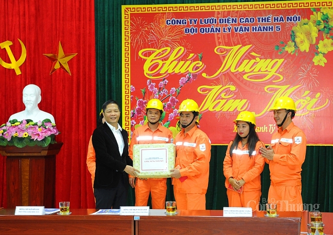 Bộ trưởng Trần Tuấn Anh chúc tết Trung tâm Điều độ hệ thống điện quốc gia và trạm 110 kV Thống Nhất bo truong tran tuan anh chuc tet trung tam dieu do he thong dien quoc gia va tram 110 kv thong nhat