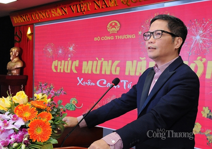 Bộ trưởng Trần Tuấn Anh và lãnh đạo Bộ Công Thương: Phát động tinh thần làm việc ngay ngày đầu tiên đi làm sau nghỉ Tết bo truong tran tuan anh va lanh dao bo cong thuong phat dong tinh than lam viec ngay ngay dau tien di lam sau nghi tet