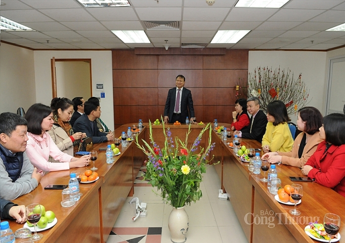 Bộ trưởng Trần Tuấn Anh và lãnh đạo Bộ Công Thương: Phát động tinh thần làm việc ngay ngày đầu tiên đi làm sau nghỉ Tết bo truong tran tuan anh va lanh dao bo cong thuong phat dong tinh than lam viec ngay ngay dau tien di lam sau nghi tet