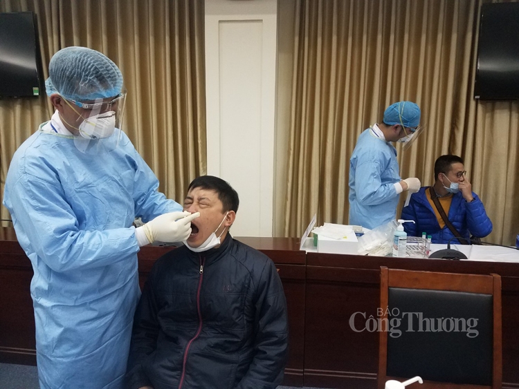 Xét nghiệm Covid-19 cho phóng viên tác nghiệp tại Đại hội Đảng