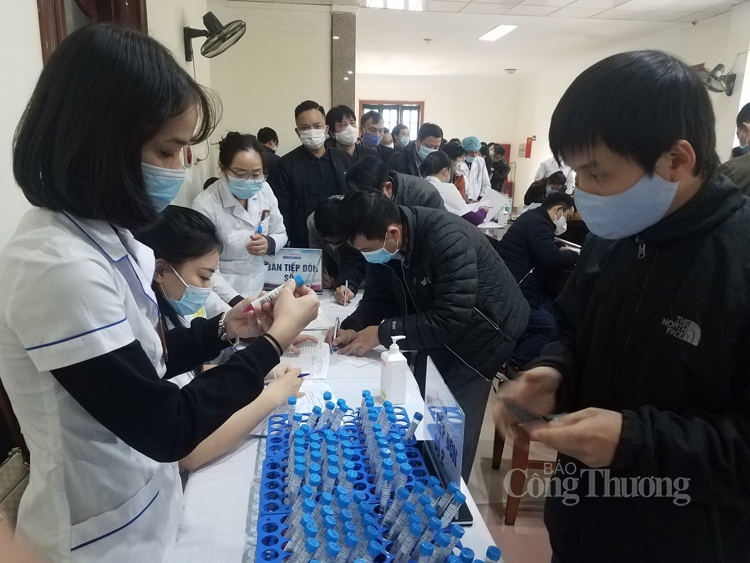 Xét nghiệm Covid-19 lần hai cho phóng viên dự Đại hội Đảng XIII