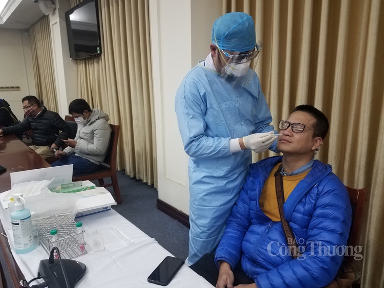 Xét nghiệm Covid-19 lần hai cho phóng viên dự Đại hội Đảng XIII