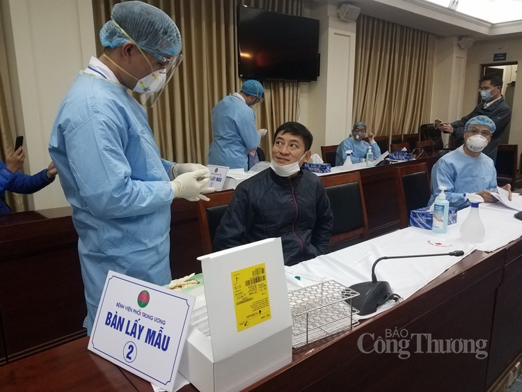 Xét nghiệm Covid-19 lần hai cho phóng viên dự Đại hội Đảng XIII