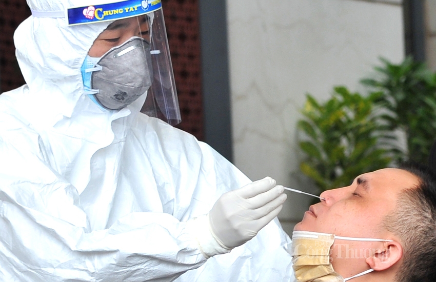 Xét nghiệm COVID-19 lần 3 cho phóng viên tác nghiệp tại Đại hội Đảng