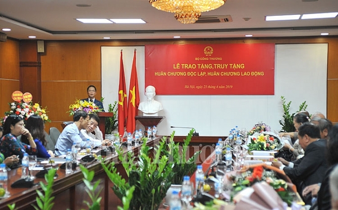 Trao tặng, truy tặng huân chương cho các thế hệ cán bộ ngành Công Thương trao tang truy tang huan chuong cho cac the he can bo nganh cong thuong