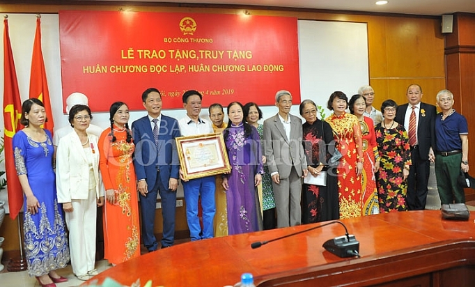 Trao tặng, truy tặng huân chương cho các thế hệ cán bộ ngành Công Thương trao tang truy tang huan chuong cho cac the he can bo nganh cong thuong
