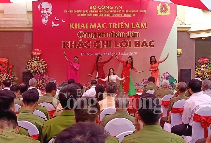 Mở cửa triển lãm “Công an nhân dân khắc ghi lời Bác” mo cua trien lam cong an nhan dan khac ghi loi bac