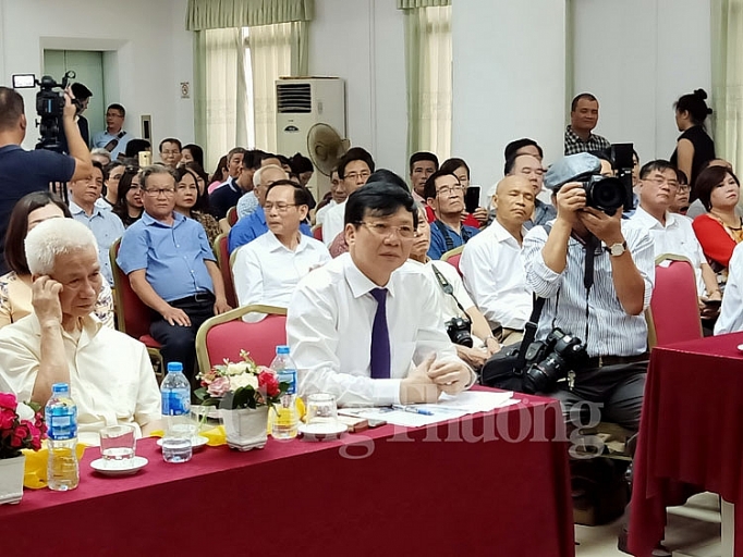 ra mat cuon sach thoi cuoc va van hoa cua nha bao ho quang loi