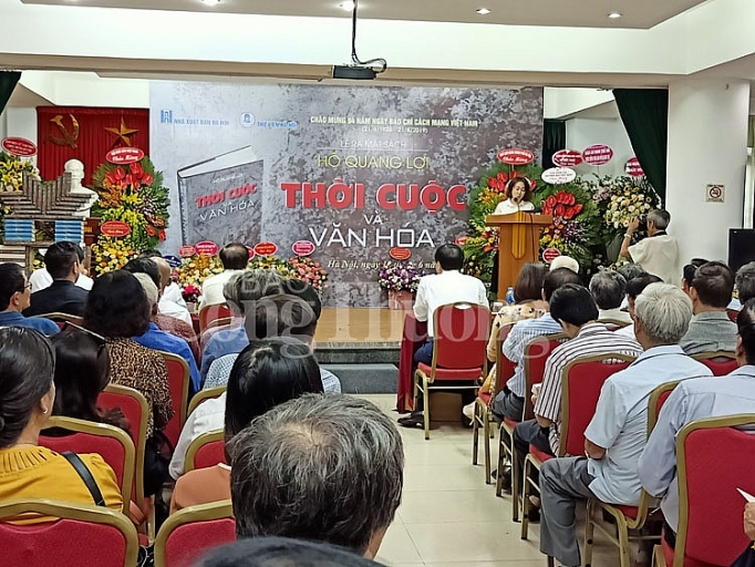 ra mat cuon sach thoi cuoc va van hoa cua nha bao ho quang loi