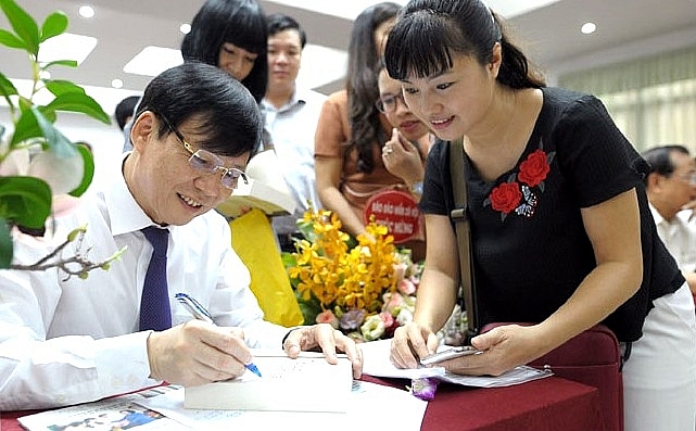 ra mat cuon sach thoi cuoc va van hoa cua nha bao ho quang loi