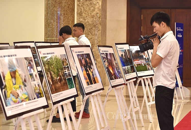 Phóng viên báo Công Thương lọt top 50 cuộc thi ảnh “Khoảnh khắc báo chí” phong vien bao cong thuong lot top 50 cuoc thi anh khoanh khac bao chi