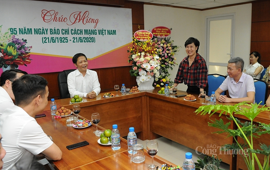 Phóng viên báo Công Thương cần luôn rèn luyện phẩm chất chính trị 3643 cvd 7360 copy