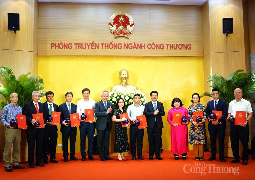 Xây dựng Phòng Truyền thống ngành Công Thương ngày càng hoàn thiện