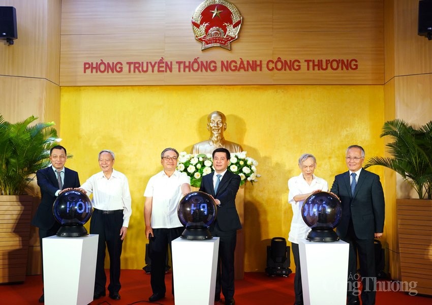 Xây dựng Phòng Truyền thống ngành Công Thương ngày càng hoàn thiện