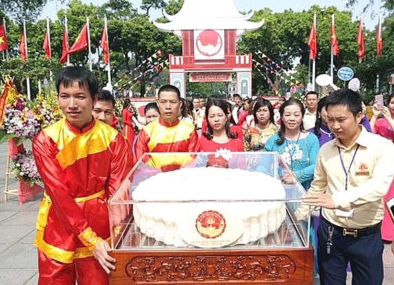 Trình diễn cặp bánh Trung thu lớn nhất Việt Nam trinh dien cap banh trung thu lon nhat viet nam