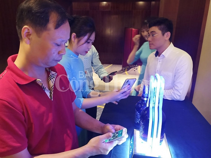 Dùng công nghệ mã QR “trị” rượu không rõ nguồn gốc dung cong nghe ma qr tri ruou khong ro nguon goc