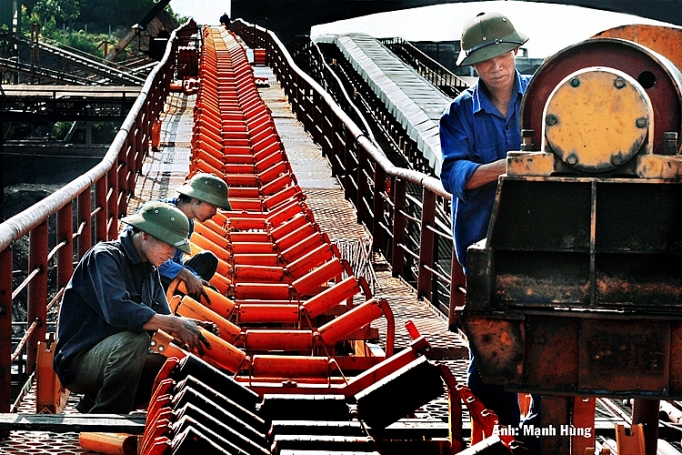 Chú trọng tự động hóa và chăm lo người lao động chu trong tu dong hoa va cham lo nguoi lao dong