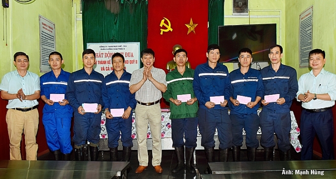 Chú trọng tự động hóa và chăm lo người lao động chu trong tu dong hoa va cham lo nguoi lao dong