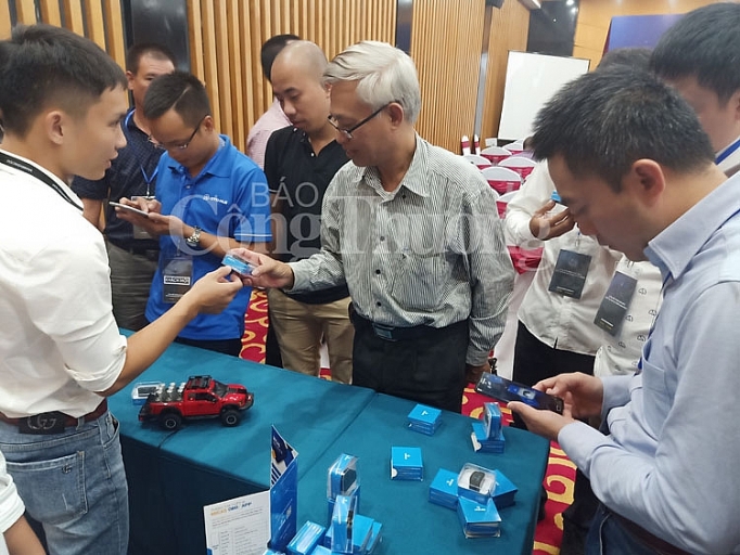 startup viet ra mat thiet bi kham xe thong minh micas