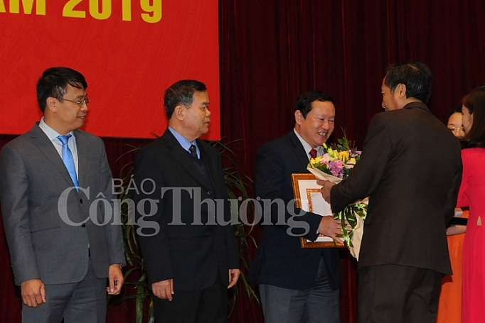 Cần cổ vũ nhà báo, phóng viên bám sát cuộc sống sinh động can co vu nha bao phong vien bam sat cuoc song sinh dong