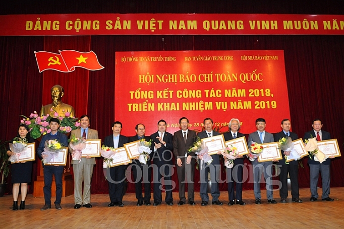 Cần cổ vũ nhà báo, phóng viên bám sát cuộc sống sinh động can co vu nha bao phong vien bam sat cuoc song sinh dong