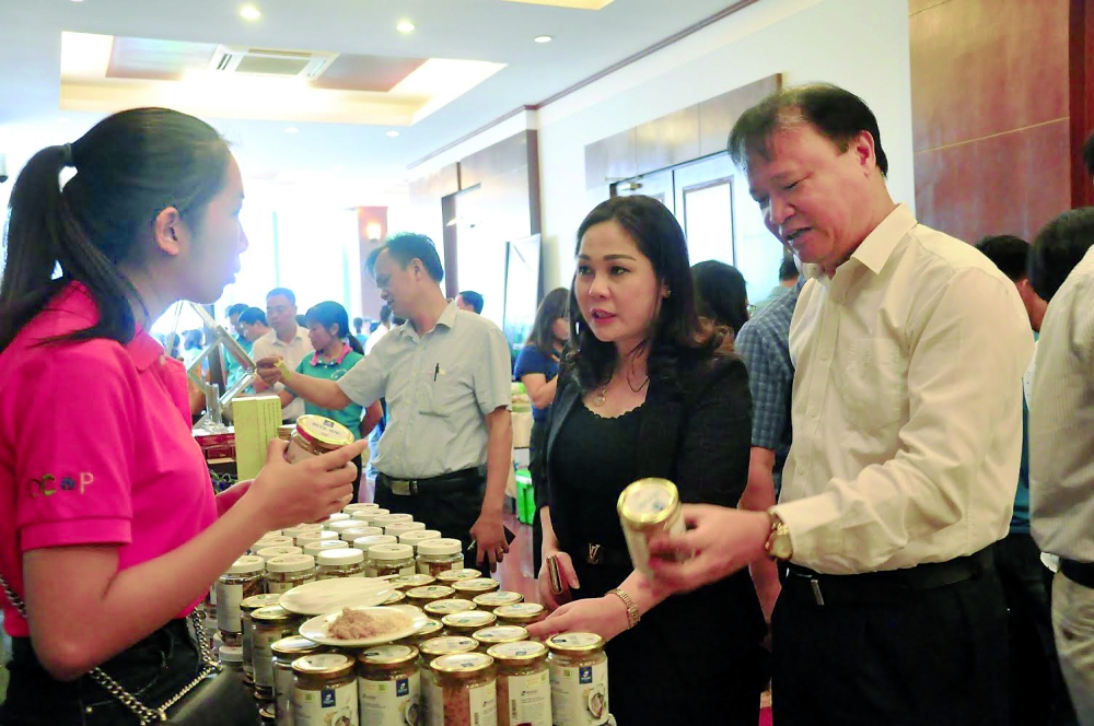 bringing vietnamese goods to far flung workplaces