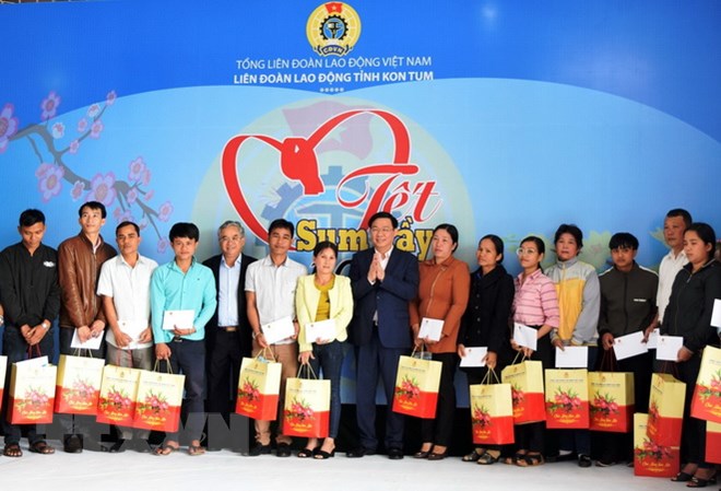 Phó Thủ tướng Vương Đình Huệ tặng quà công nhân lao động Kon Tum pho thu tuong vuong dinh hue tang qua cong nhan lao dong kon tum