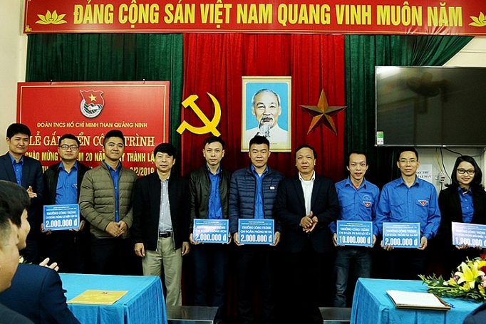 Gắn biển công trình Đào thượng rót than LCTBII vỉa 9B Tây, mức -230/-150 gan bien cong trinh dao thuong rot than lctbii via 9b tay muc 230 150