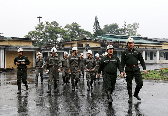 Gắn biển công trình Đào thượng rót than LCTBII vỉa 9B Tây, mức -230/-150 gan bien cong trinh dao thuong rot than lctbii via 9b tay muc 230 150