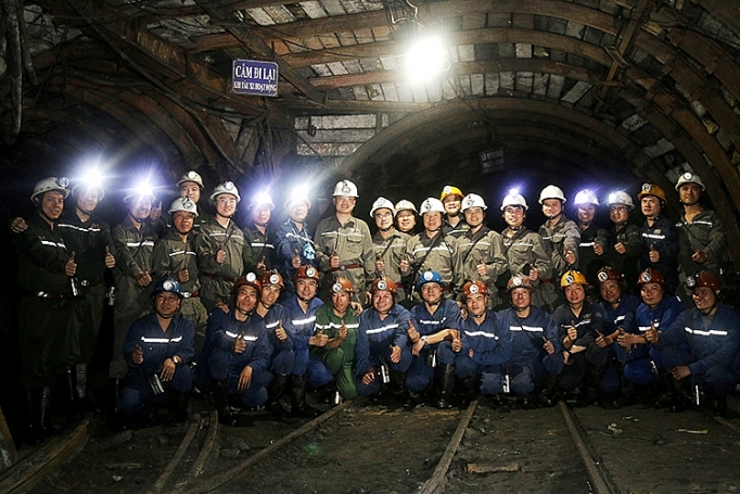 Gắn biển công trình Đào thượng rót than LCTBII vỉa 9B Tây, mức -230/-150 gan bien cong trinh dao thuong rot than lctbii via 9b tay muc 230 150