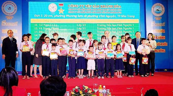 Công ty Yến sào Khánh Hòa trao quà khủng cho khách hàng trúng giải Niềm tự hào thương hiệu Việt cong ty yen sao khanh hoa trao qua khung cho khach hang trung giai niem tu hao thuong hieu viet