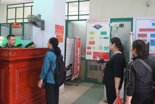 tam ngung xuat nhap canh khach du lich qua cua khau lao cai