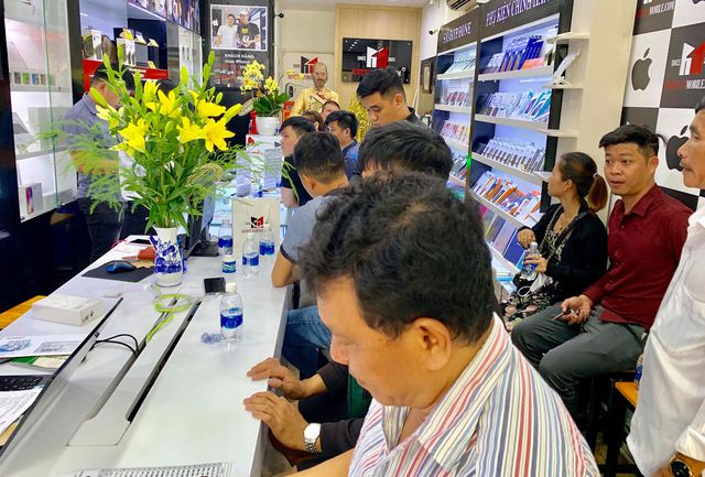 cua hang di dong dong loat khai truong chu yeu ban iphone cu
