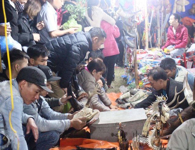 Trắng đêm chen chân “mua may, bán rủi” ở chợ Viềng trang dem chen chan mua may ban rui o cho vieng