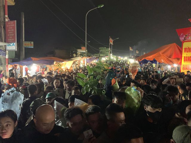 Trắng đêm chen chân “mua may, bán rủi” ở chợ Viềng trang dem chen chan mua may ban rui o cho vieng
