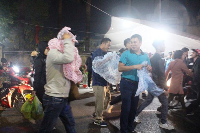 Trắng đêm chen chân “mua may, bán rủi” ở chợ Viềng trang dem chen chan mua may ban rui o cho vieng